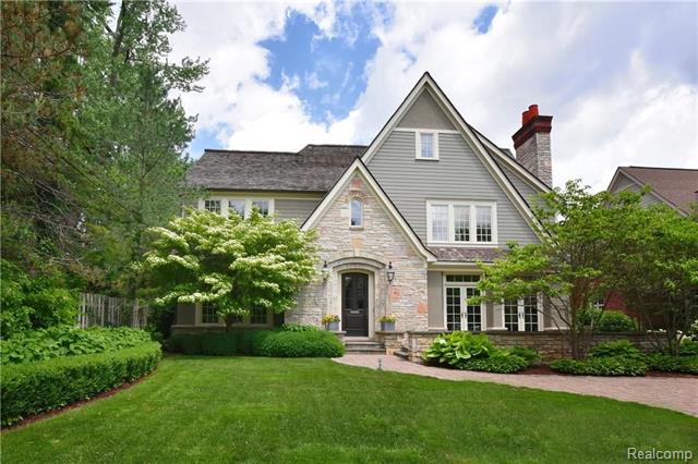 front view picture of 911 Brookwood St, Birmingham, MI. 48009