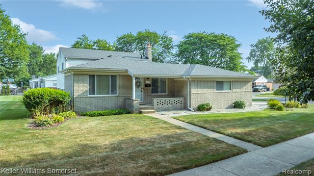 front view picture of 2702 Chesterfield Dr, Troy, MI. 48083