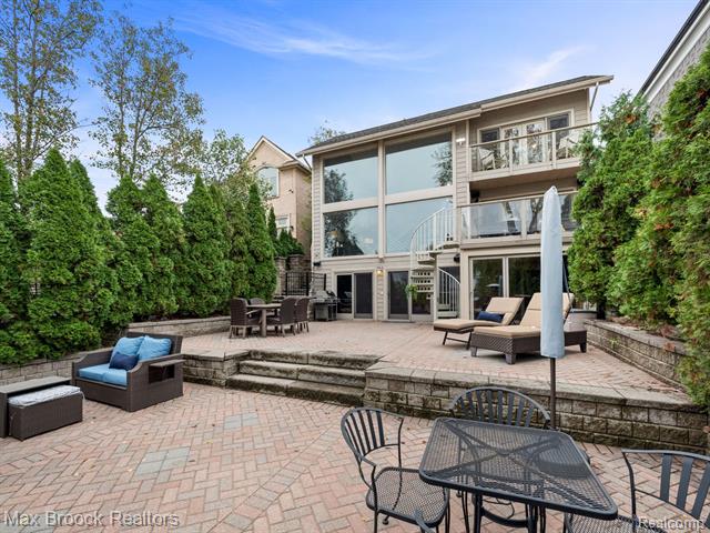 front view picture of 2380 Walnut Lake Rd, West Bloomfield, MI. 48323