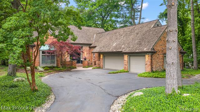 front view picture of 3546 Bloomfield Club Dr, Bloomfield Hills, MI. 48301