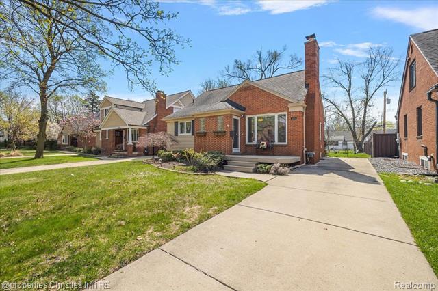 front view picture of 2626 Pembroke Rd, Birmingham, MI. 48009