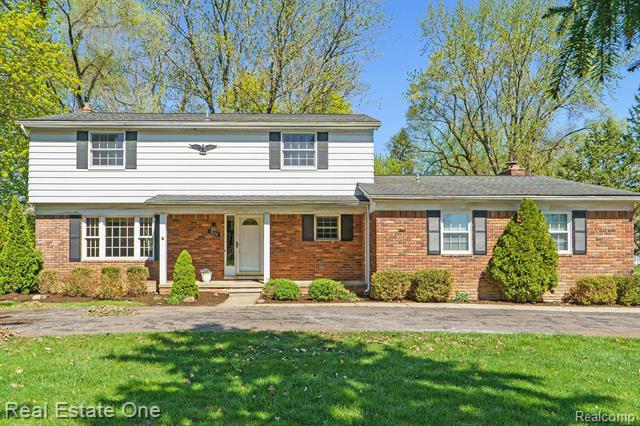 front view picture of 3840 Hollyhock Dr, West Bloomfield, MI. 48322
