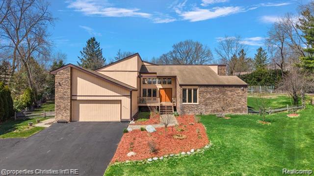 front view picture of 4566 Walden Dr, Bloomfield Hills, MI. 48301