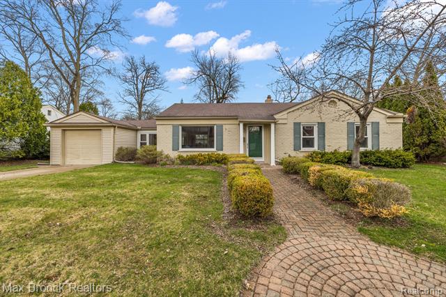 front view picture of 1971 Pembroke Rd, Birmingham, MI. 48009