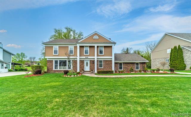 front view picture of 5628 Warrenshire Dr, West Bloomfield, MI. 48322