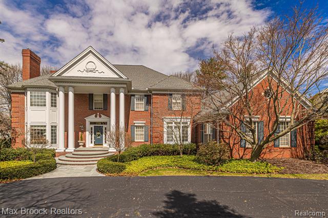 front view picture of 2566 Kent Ridge Ct, Bloomfield Hills, MI. 48301