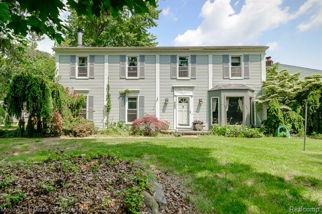 front view picture of 5590 Bayswater Rd, West Bloomfield, MI. 48322