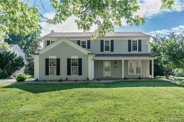 front view picture of 5587 Brompton Ct, West Bloomfield, MI. 48322