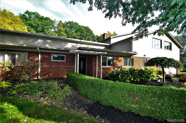 front view picture of 5721 Kenmoor Rd, Bloomfield Hills, MI. 48301