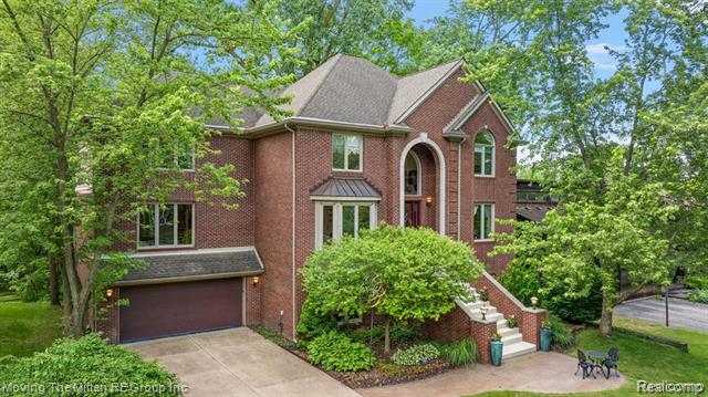 front view picture of 5750 Sunny Crest Dr, West Bloomfield, MI. 48323