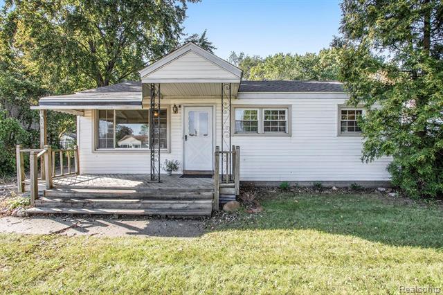 front view picture of 2099 Van Courtland Dr, Troy, MI. 48083