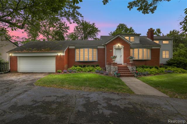 front view picture of 2136 Lawndale Ave, West Bloomfield, MI. 48323