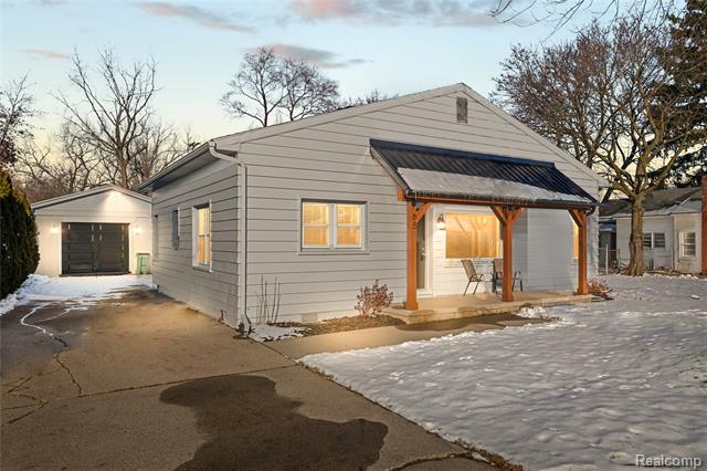 front view picture of 65 Algansee Dr, Troy, MI. 48083