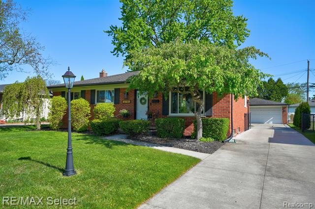 front view picture of 2751 Chesterfield Dr, Troy, MI. 48083