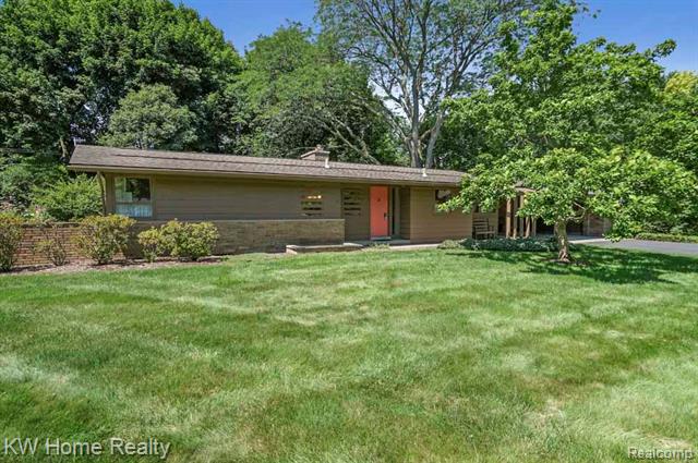 front view picture of 5660 Crabtree Rd, Bloomfield Hills, MI. 48301