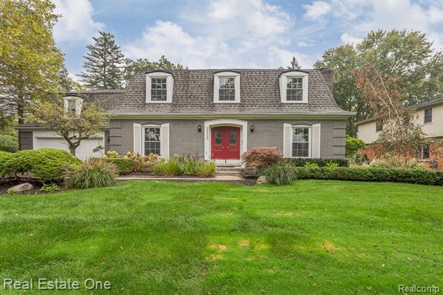 front view picture of 5699 Raven Rd, Bloomfield Hills, MI. 48301