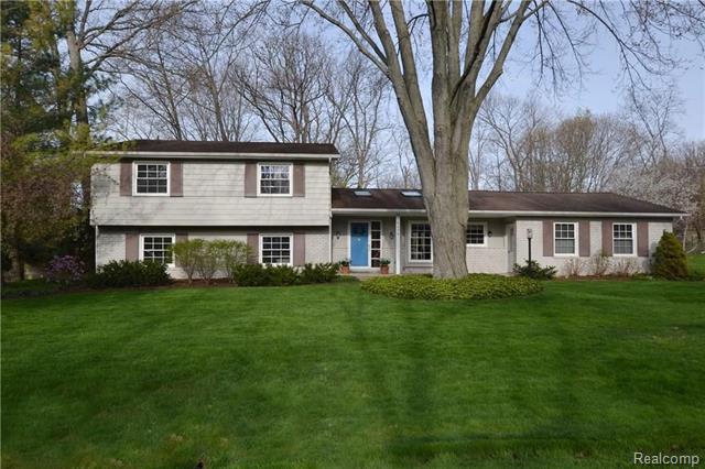 front view picture of 5698 Raven Rd, Bloomfield Hills, MI. 48301