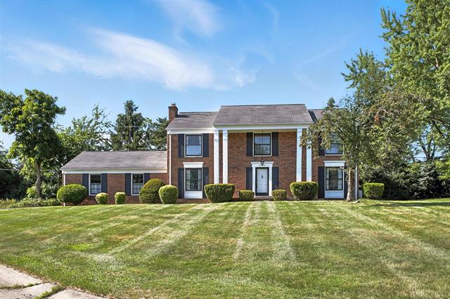 front view picture of 5564 Hobnail Cir, West Bloomfield, MI. 48322