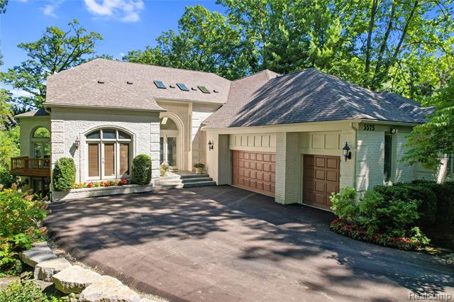 front view picture of 5575 Forman Dr, Bloomfield Hills, MI. 48301