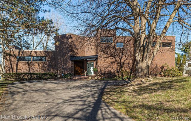 front view picture of 3951 Shellmarr Ln, Bloomfield Hills, MI. 48302
