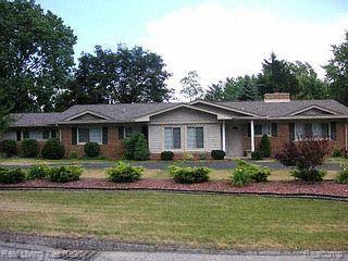 front view picture of 1490 Charrington Rd, Bloomfield Hills, MI. 48301