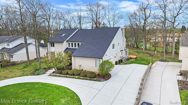 front view picture of 5322 Pond Bluff Dr, West Bloomfield, MI. 48323
