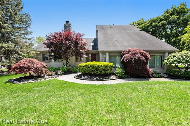 front view picture of 5299 Pond Bluff Dr, West Bloomfield, MI. 48323