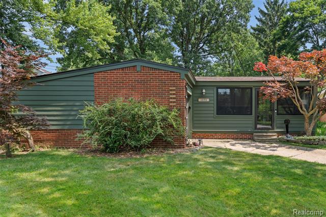 front view picture of 1072 Brooklawn Ct, Troy, MI. 48084