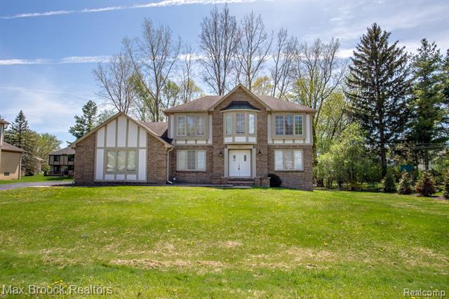 front view picture of 1683 Mark Hopkins Rd, Bloomfield Hills, MI. 48302