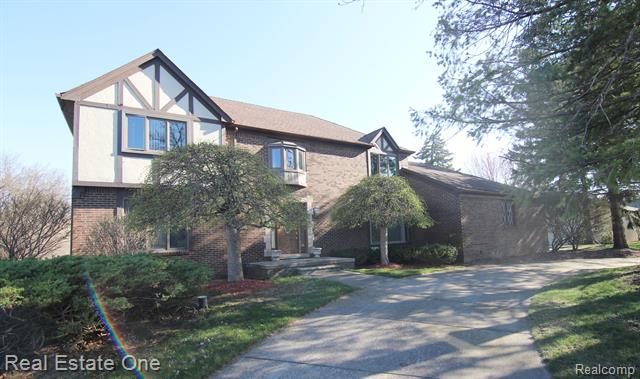 front view picture of 5441 Provincial Dr, Bloomfield Hills, MI. 48302