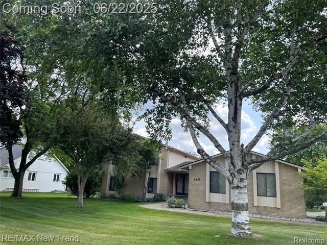 front view picture of 5408 Vincennes Dr, Bloomfield Hills, MI. 48302