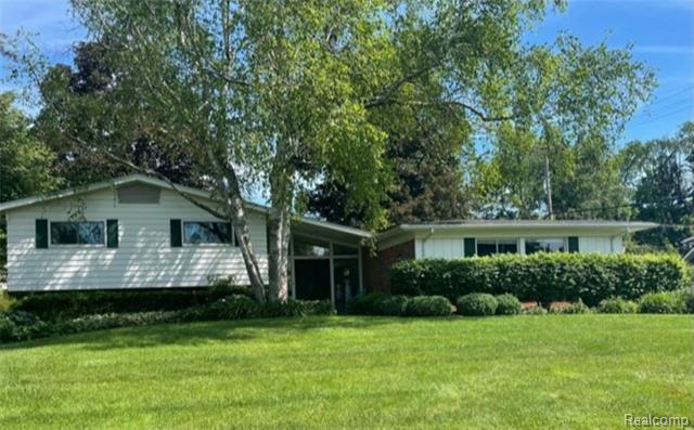front view picture of 3558 Darcy Dr, Bloomfield Hills, MI. 48301