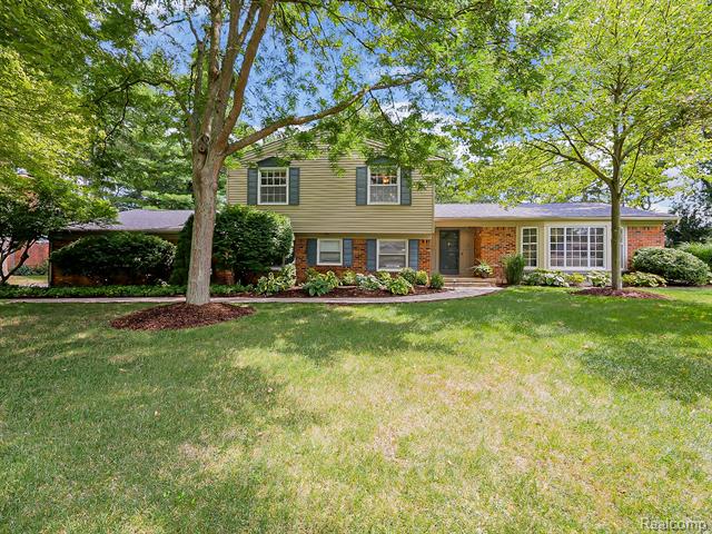 front view picture of 5611 Priory Ln, Bloomfield Hills, MI. 48301