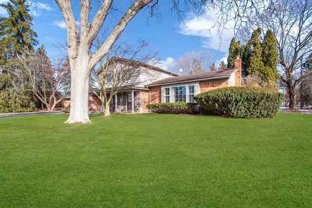 front view picture of 5547 Kingsmill Dr, Bloomfield Hills, MI. 48301