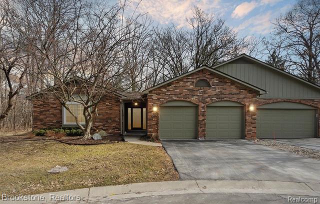 front view picture of 4065 Justin Ct, Bloomfield Hills, MI. 48302