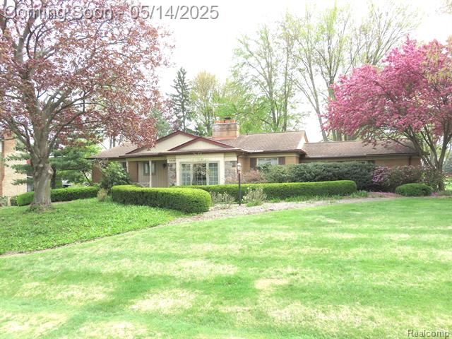 front view picture of 5539 Raven Rd, Bloomfield Hills, MI. 48301