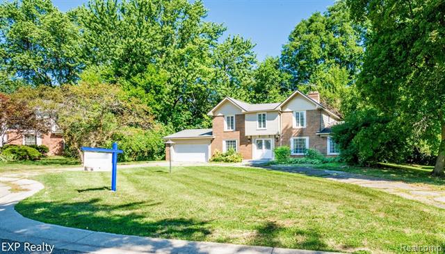 front view picture of 5534 Apple Ridge Trl, West Bloomfield, MI. 48322