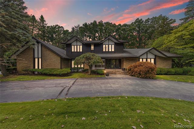front view picture of 1287 Charrington Rd, Bloomfield Hills, MI. 48301