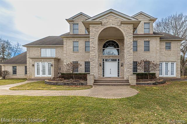 front view picture of 5626 Shadow Ln, Bloomfield Hills, MI. 48302