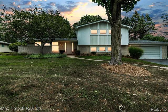 front view picture of 5538 Raven Rd, Bloomfield Hills, MI. 48301
