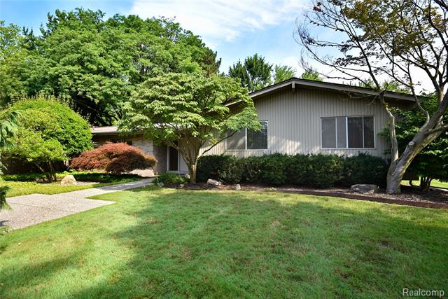 front view picture of 5550 Raven Rd, Bloomfield Hills, MI. 48301