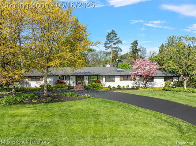 front view picture of 1347 Ardmoor Dr, Bloomfield Hills, MI. 48301