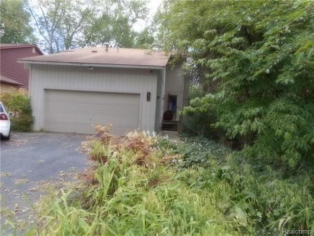 front view picture of 2092 Langham Dr, West Bloomfield, MI. 48323