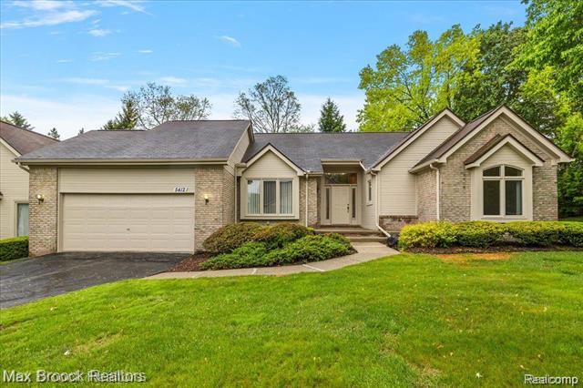 front view picture of 5412 Fairway Ct, West Bloomfield, MI. 48323