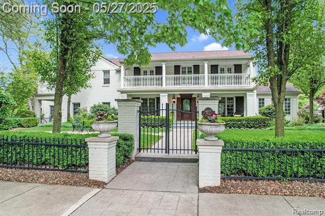 front view picture of 1378 Lyonhurst St, Birmingham, MI. 48009