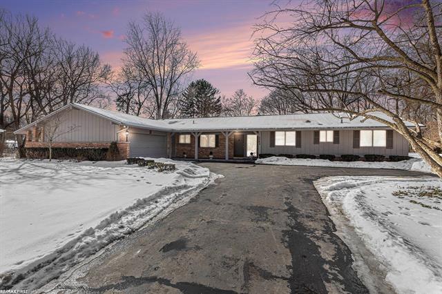 front view picture of 5582 Fieldston Ct, Bloomfield Hills, MI. 48301