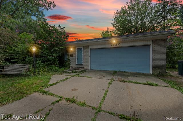 front view picture of 2130 Stratford Dr, Troy, MI. 48083