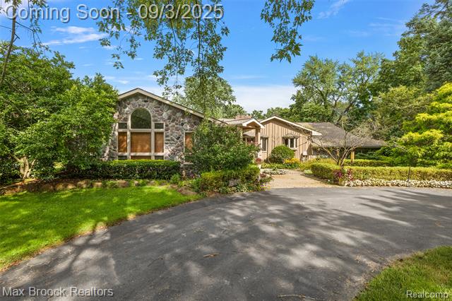 front view picture of 1250 Oxford Rd, Bloomfield Hills, MI. 48304