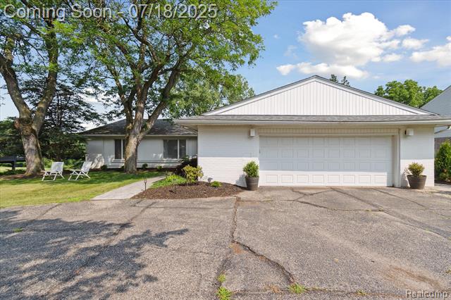 front view picture of 5348 Greenbriar Dr, West Bloomfield, MI. 48323