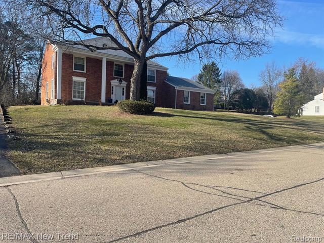 front view picture of 5250 Hardwoods Dr, West Bloomfield, MI. 48323